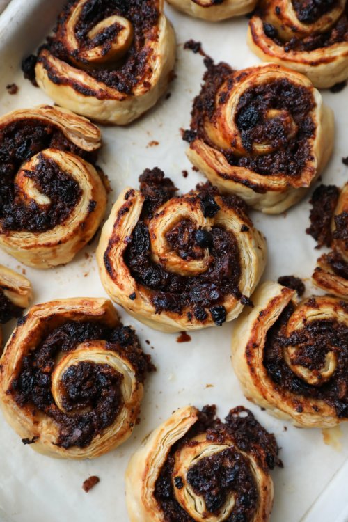 Mince Pie Cinnamon rolls | Natural Born Feeder